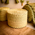 わらの腰掛け／特殊な編みで形作るわらの腰掛け。 芯までわらがぎっしり詰まり、 安心感のある座り心地。